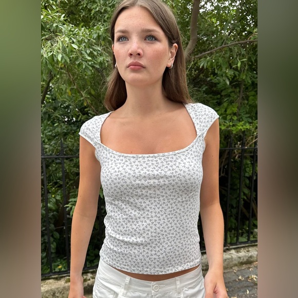 Brandy Melville Ella floral top - Picture 1 of 4